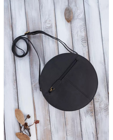 Apvali juoda sendintos odos rankinė su reguliuojamu dirželiu