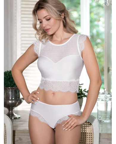 Modelis dėvi klasikines baltas kelnaites su nėriniais ir kryžiuotais dirželiais nugaroje.