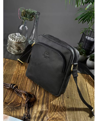 Juoda sendintos odos rankinė per petį su reguliuojamu dirželiu