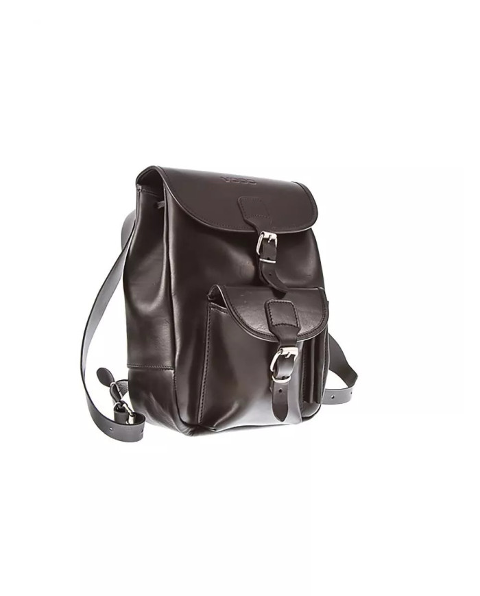 Juoda odinė kuprinė su sagtimi ir priekine kišene.