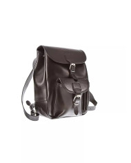 Juoda odinė kuprinė su sagtimi ir priekine kišene.