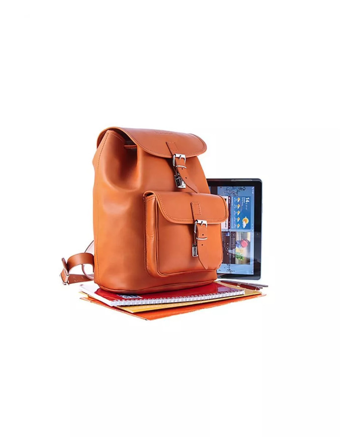 Ruda odinė kuprinė su sagtimi ir priekyje esančia kišene.