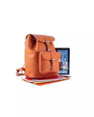 Ruda odinė kuprinė su sagtimi ir priekyje esančia kišene.