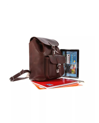 Ruda odinė kuprinė su priekine kišene.