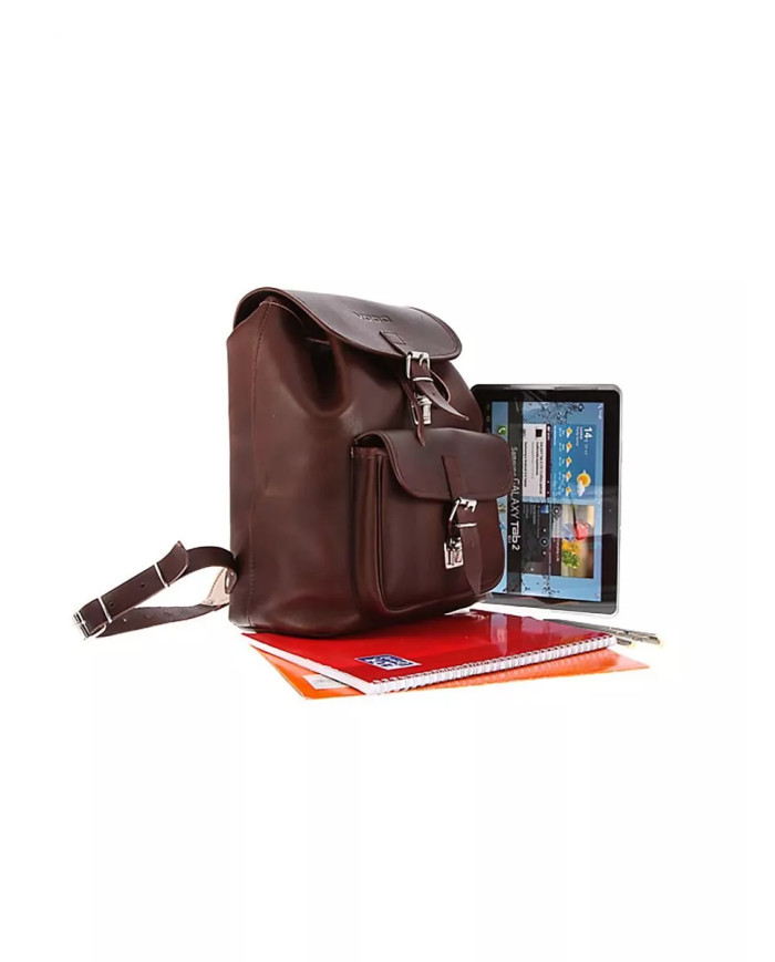 Ruda odinė kuprinė su priekine kišene.