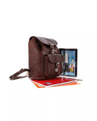 Ruda odinė kuprinė su priekine kišene.