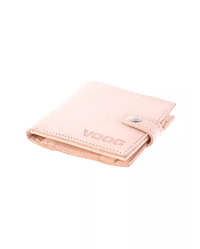 Šviesiai smėlio spalvos vintage stiliaus odinė piniginė su spaustuku